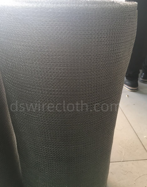 Knitted wire mesh and demister