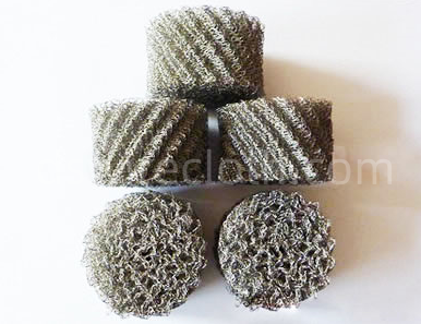 Knitted wire mesh and demister