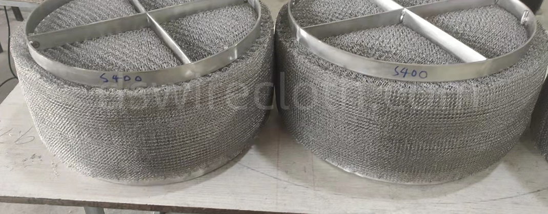 Knitted wire mesh and demister