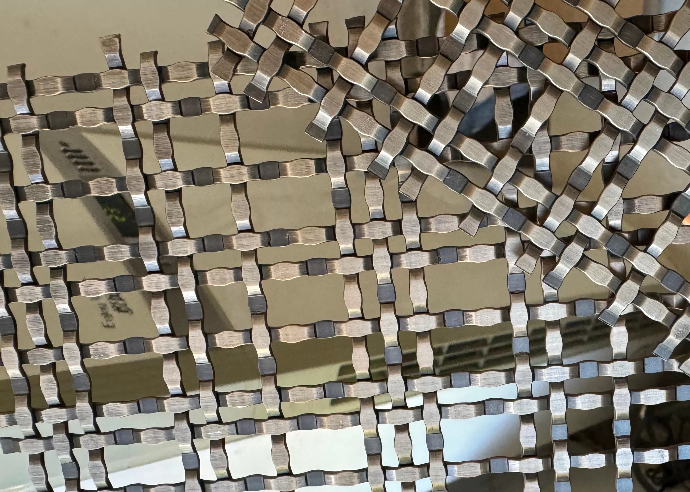 Special-shaped crimped woven mesh