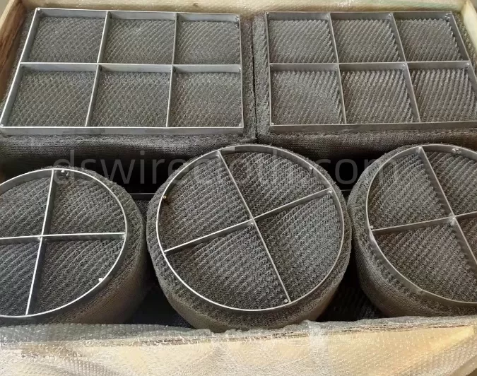 Knitted wire mesh and demister