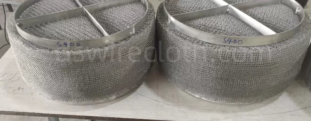 Knitted wire mesh and demister
