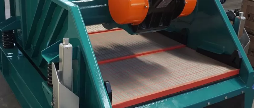 vibrating screen Long hole screen or square hole screen?
